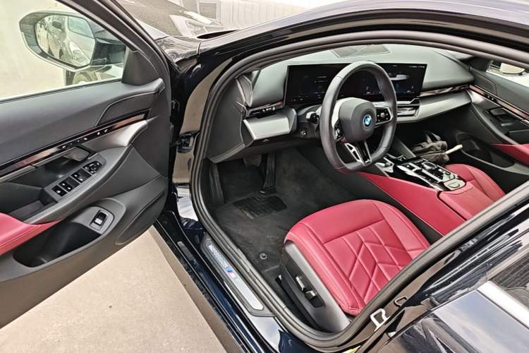 Used BMW i5 2025 eDrive 35L M Sport Package Driver Seat