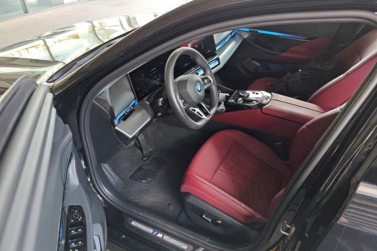 Used BMW i5 2025 eDrive 35L M Sport Package Driver Seat