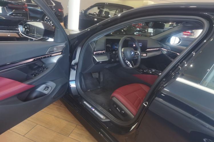 Used BMW i5 2025 eDrive 40L M Sport Package Driver Seat