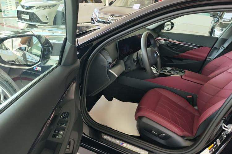 Used BMW i5 2025 eDrive 35L M Sport Package Driver Seat