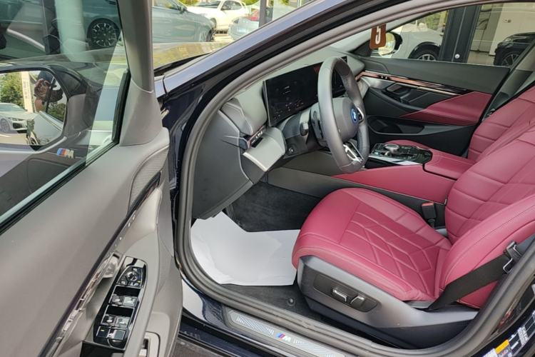 Used BMW i5 2025 eDrive 35L M Sport Package Driver Seat