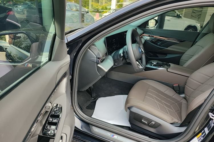 Used BMW i5 2025 eDrive 35L M Sport Package Driver Seat