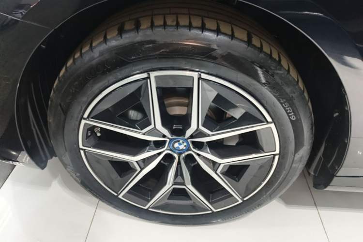 Used BMW i5 2025 eDrive 40L M Sport Package Exterior 4