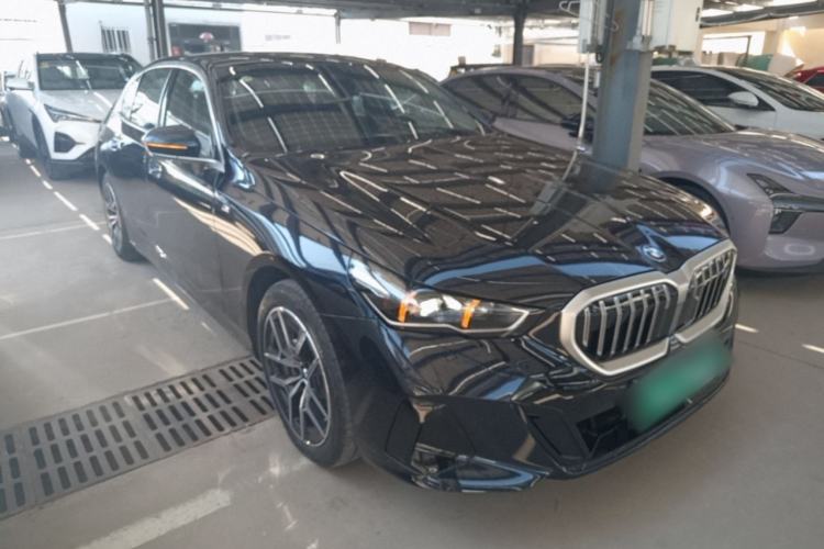 Used BMW i5 2025 eDrive 40L M Sport Package Front Right 45 Deg