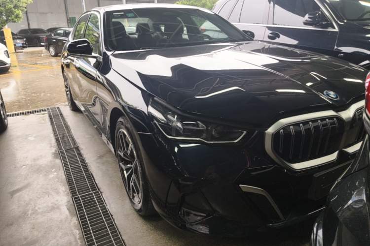 Used BMW i5 2025 eDrive 40L M Sport Package Front Right 45 Deg
