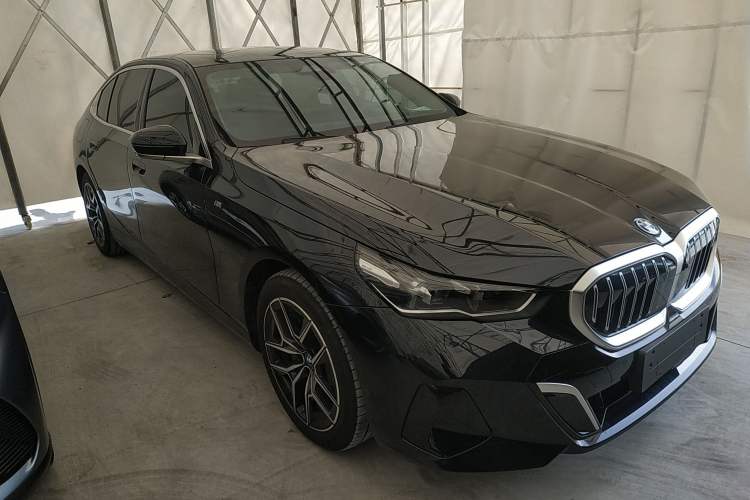 Used BMW i5 2025 eDrive 40L M Sport Package Front Right 45 Deg