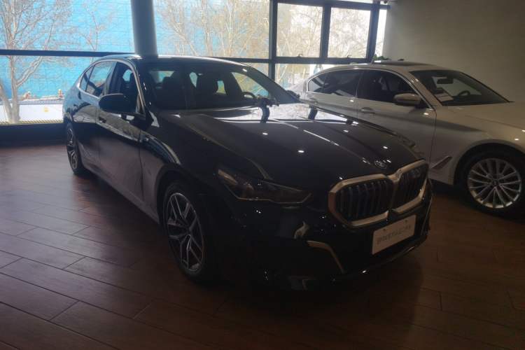 Used BMW i5 2025 eDrive 40L M Sport Package Front Right 45 Deg