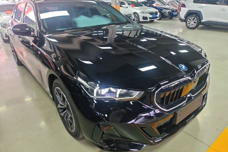 Used BMW i5 2025 eDrive 40L M Sport Package Front Right 45 Deg