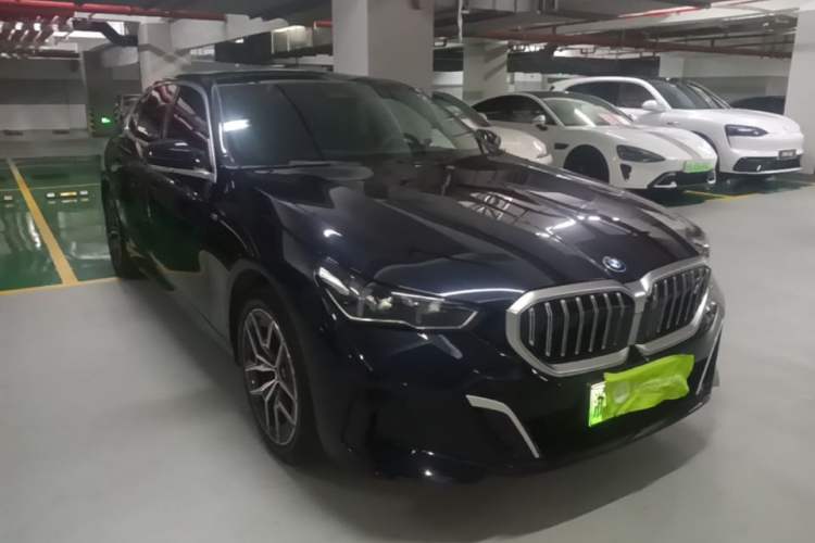 Used BMW i5 2025 eDrive 40L M Sport Package Front Right 45 Deg
