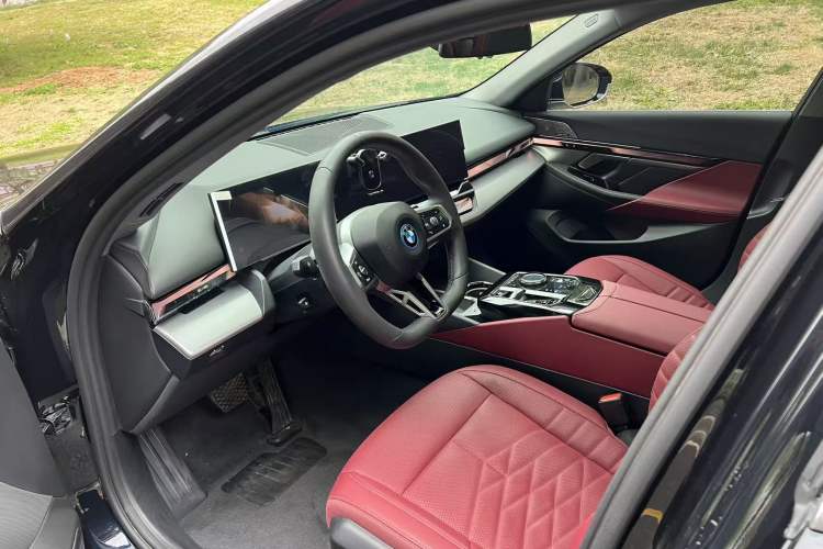Used BMW i5 2025 eDrive 40L M Sport Package Interior 1