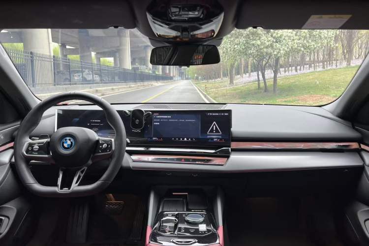 Used BMW i5 2025 eDrive 40L M Sport Package Interior 6