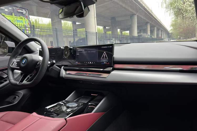 Used BMW i5 2025 eDrive 40L M Sport Package Interior 9