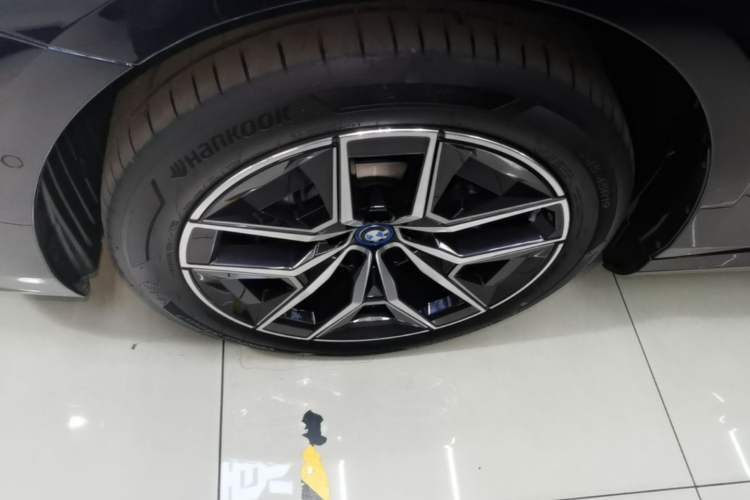 Used BMW i5 2025 eDrive 40L M Sport Package Left Front Wheel Hub