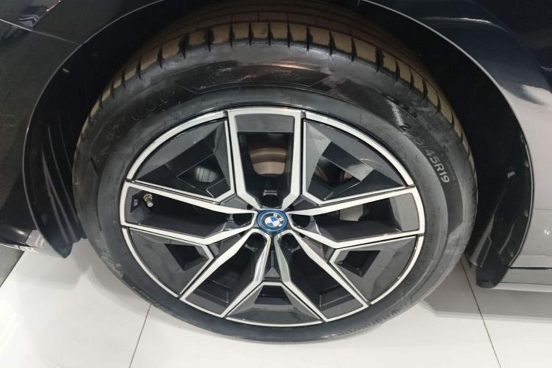 Used BMW i5 2025 eDrive 40L M Sport Package Left Front Wheel Hub