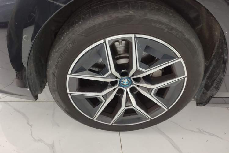 Used BMW i5 2025 eDrive 35L M Sport Package Left Front Wheel Hub