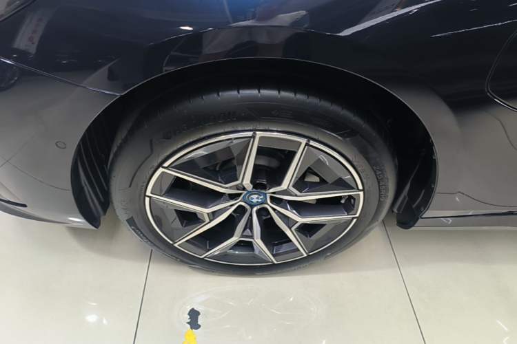 Used BMW i5 2025 eDrive 40L M Sport Package Left Front Wheel Hub