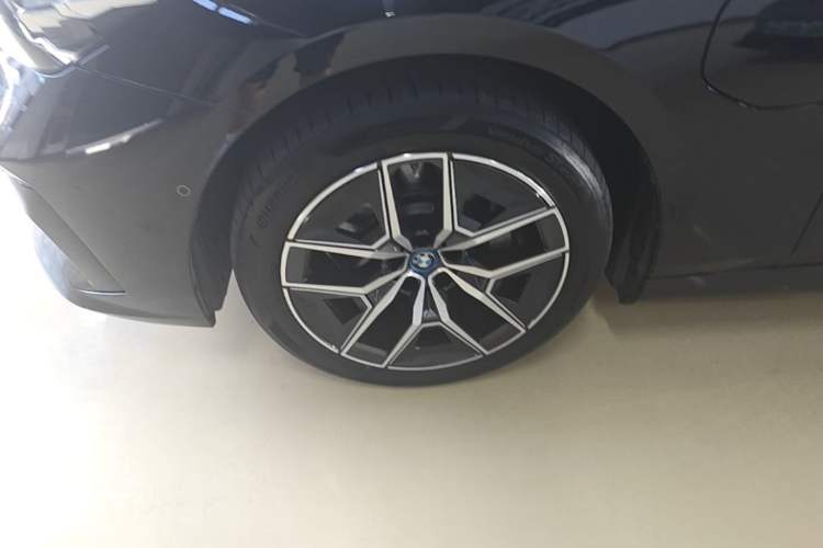 Used BMW i5 2025 eDrive 35L M Sport Package Left Front Wheel Hub