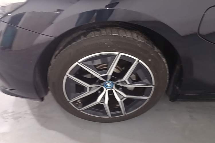 Used BMW i5 2025 eDrive 40L M Sport Package Left Front Wheel Hub