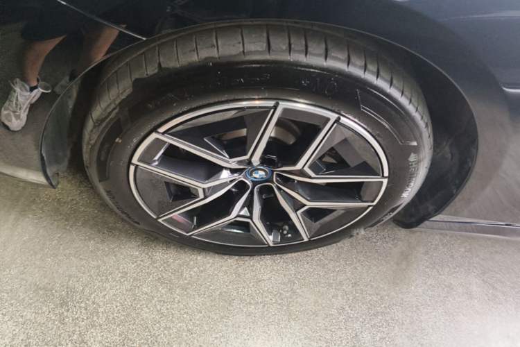 Used BMW i5 2025 eDrive 40L M Sport Package Left Front Wheel Hub