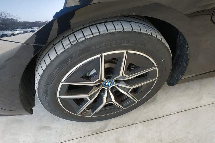 Used BMW i5 2025 eDrive 40L M Sport Package Left Front Wheel Hub