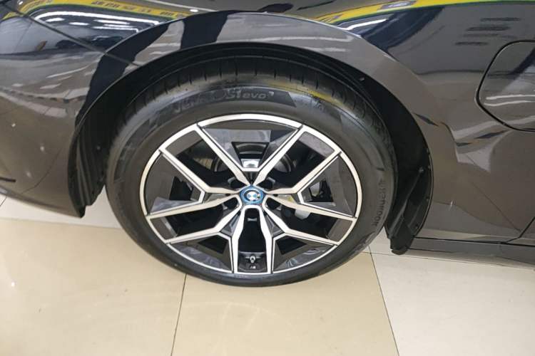 Used BMW i5 2025 eDrive 35L M Sport Package Left Front Wheel Hub