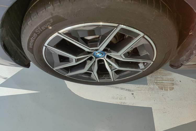 Used BMW i5 2025 eDrive 40L M Sport Package Left Front Wheel Hub
