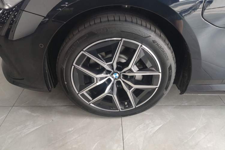 Used BMW i5 2025 eDrive 35L M Sport Package Left Front Wheel Hub