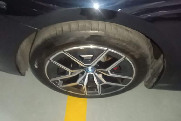Used BMW i5 2025 eDrive 40L M Sport Package Left Front Wheel Hub