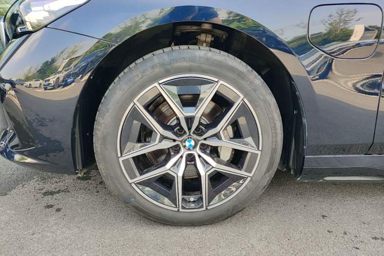 Used BMW i5 2025 eDrive 35L M Sport Package Left Front Wheel Hub