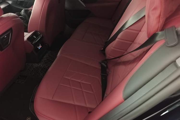 Used BMW i5 2025 eDrive 35L M Sport Package Left Rear Seat
