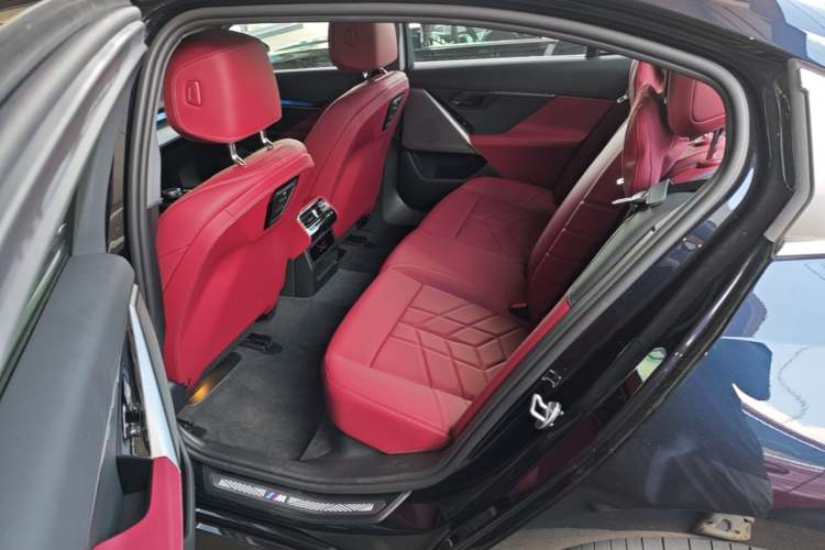 Used BMW i5 2025 eDrive 35L M Sport Package Left Rear Seat