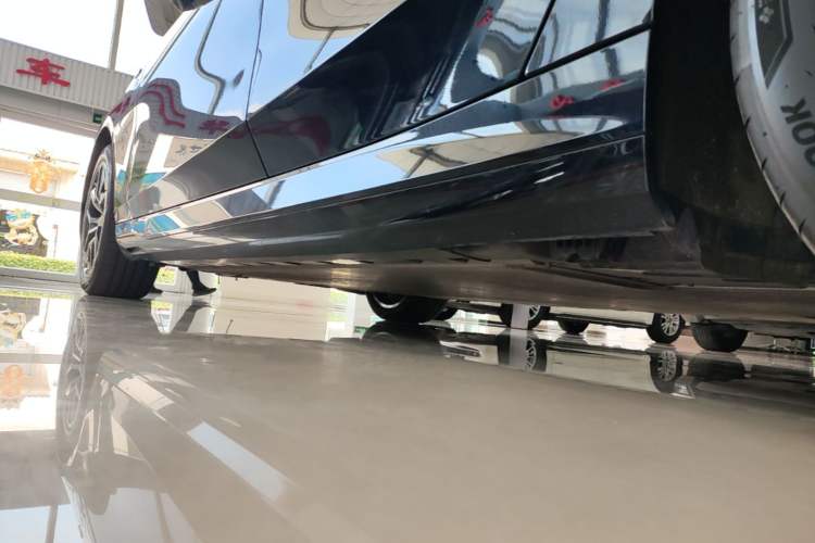 Used BMW i5 2025 eDrive 35L M Sport Package Left Side Sill