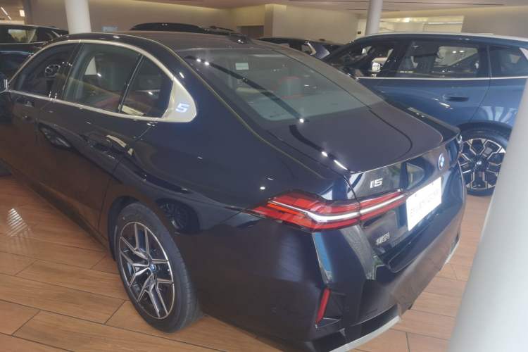 Used BMW i5 2025 eDrive 40L M Sport Package Rear Left 45 Deg