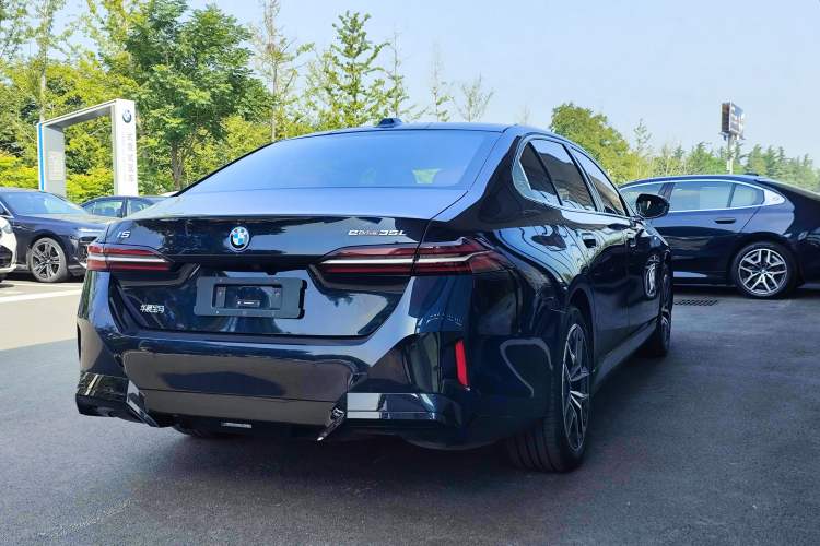 Used BMW i5 2025 eDrive 35L M Sport Package Rear Right 45 Deg