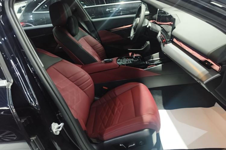 Used BMW i5 2025 eDrive 40L M Sport Package Right Front Seat