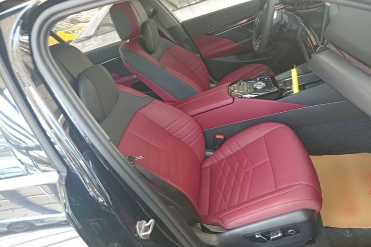 Used BMW i5 2025 eDrive 40L M Sport Package Right Front Seat
