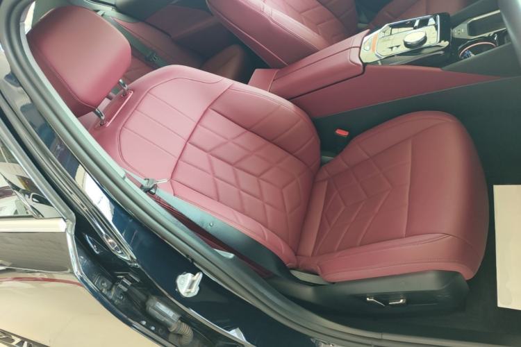 Used BMW i5 2025 eDrive 35L M Sport Package Right Front Seat