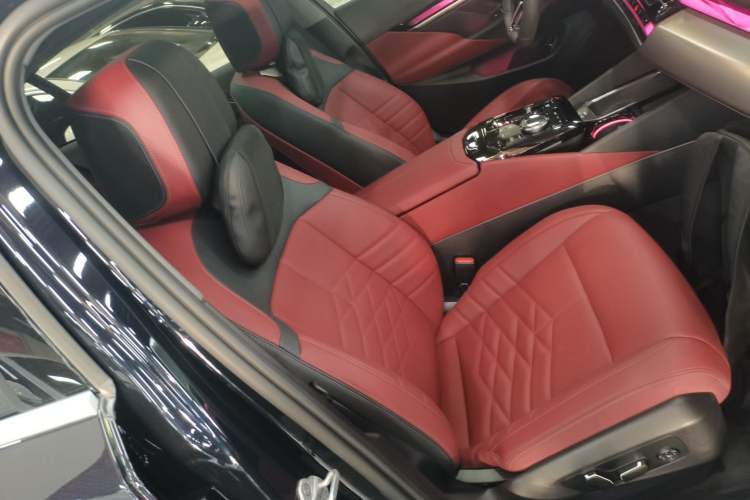 Used BMW i5 2025 eDrive 40L M Sport Package Right Front Seat