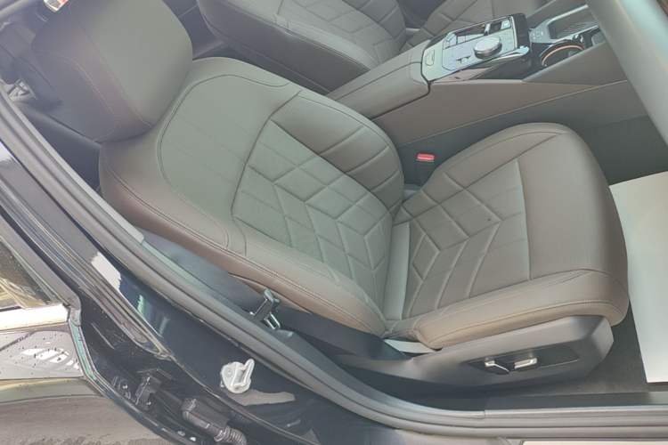 Used BMW i5 2025 eDrive 35L M Sport Package Right Front Seat