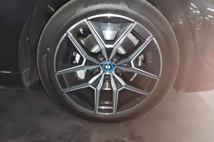 Used BMW i5 2025 eDrive 35L M Sport Package Right Front Wheel Hub