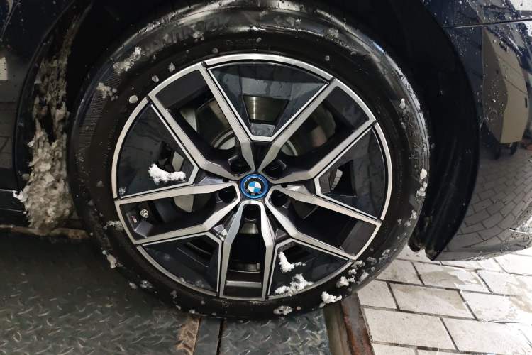 Used BMW i5 2025 eDrive 40L M Sport Package Right Front Wheel Hub
