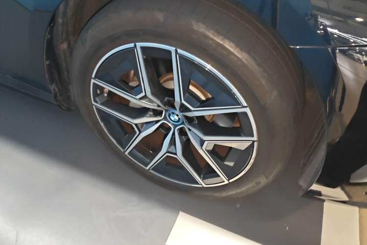 Used BMW i5 2025 eDrive 40L M Sport Package Right Front Wheel Hub