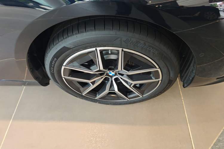 Used BMW i5 2025 eDrive 40L M Sport Package Right Front Wheel Hub