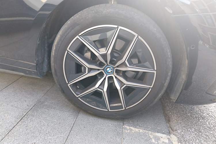 Used BMW i5 2025 eDrive 35L M Sport Package Right Front Wheel Hub
