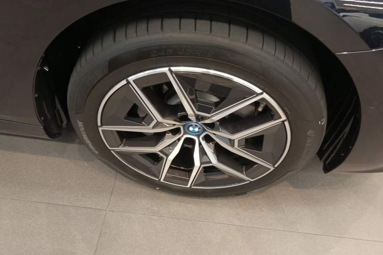 Used BMW i5 2025 eDrive 40L M Sport Package Right Front Wheel Hub