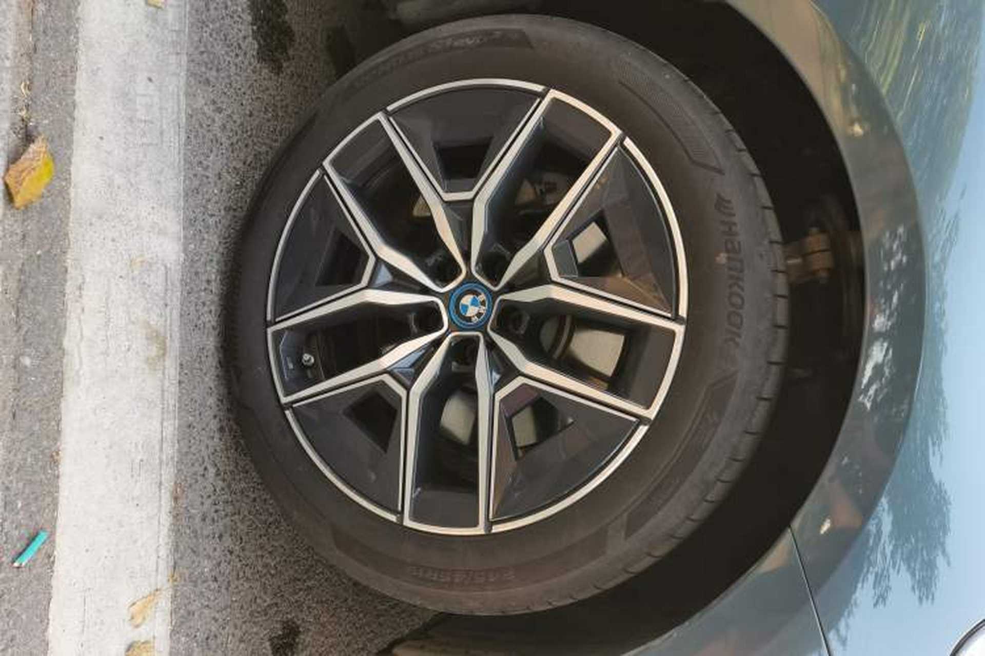 Used BMW i5 2025 eDrive 35L M Sport Package Right Front Wheel Hub
