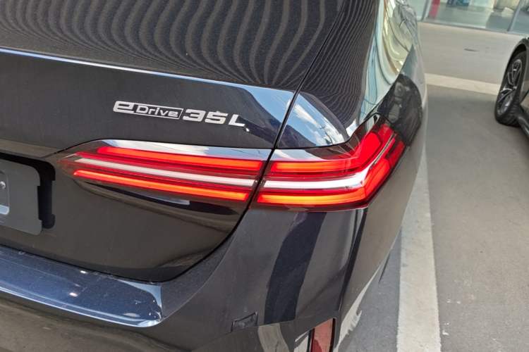 Used BMW i5 2025 eDrive 35L M Sport Package Right Rear Taillight
