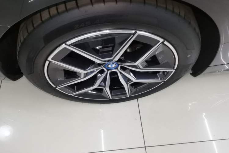 Used BMW i5 2025 eDrive 40L M Sport Package Right Rear Wheel Hub