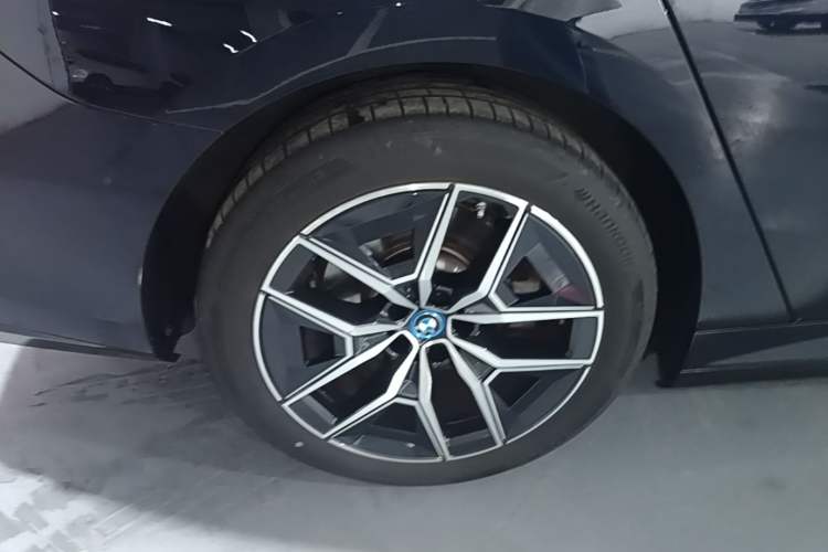 Used BMW i5 2025 eDrive 40L M Sport Package Right Rear Wheel Hub