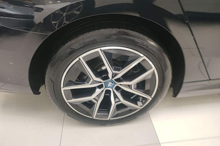Used BMW i5 2025 eDrive 35L M Sport Package Right Rear Wheel Hub
